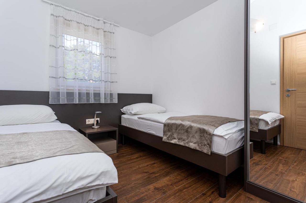 Apartments Crnekovic Tomislava 8A Baška Esterno foto